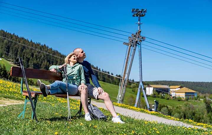 Paar beim Wandern auf dem Fichtelberg