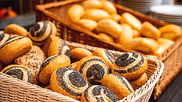 Frühstücksbuffet mit Brötchen