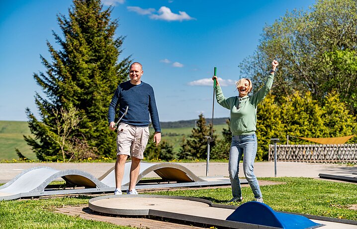 Paar spielt Minigolf